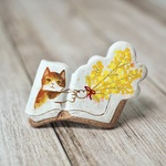 絵本ブローチ《ミモザの花束くれたミケ》