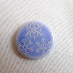 薄青釉に銀ラメ雪の結晶ブローチ（パーツ変更可）