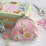 ＊手刺繍がま口コインケース＊苺を持ったウサギさん(ピンク)