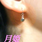 グレーのキラキラピアス