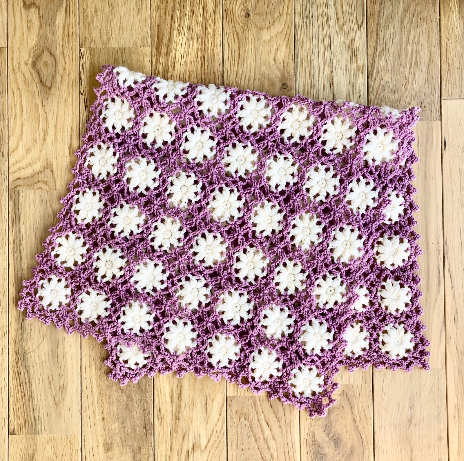 モチーフ編み　ひざ掛け　ケープ(想花　スモークピンク)                     Motif knitting, knee hanger, cape (Soka, smoke pink)