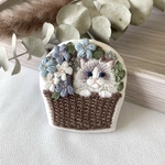 ◇お花と一緒◇花籠ネコの刺繍ブローチ　ラグドール  バイカラー