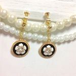 お花のラインストーンイヤリングorピアス🎀