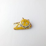 ゴロゴロ寅　漆ブローチ