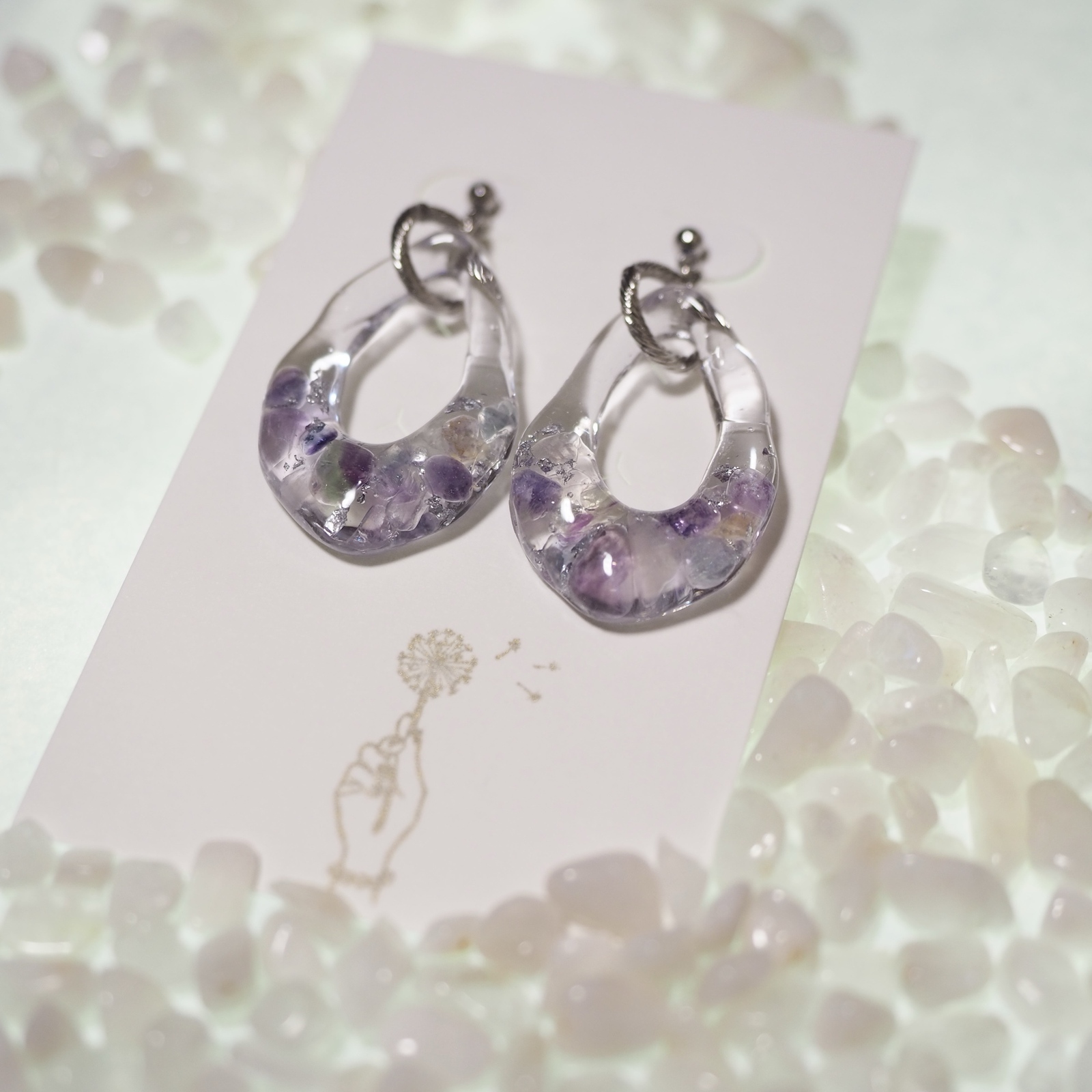 のんたん様 フローライト×マザオパ✧︎リーフカービング ピアス フローライト - イヤリング・ノンホールピアスの人気通販