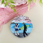 白い灯台が見える桜の花咲く通学路の手刺繍ブローチ