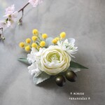翌日発送＊清楚で愛らしいラナンキュラスとミモザとオリーブのコサージュ＊ブローチ・髪飾りにも＊入園式＊入学式＊卒業式＊ナチュラルテイスト＊春