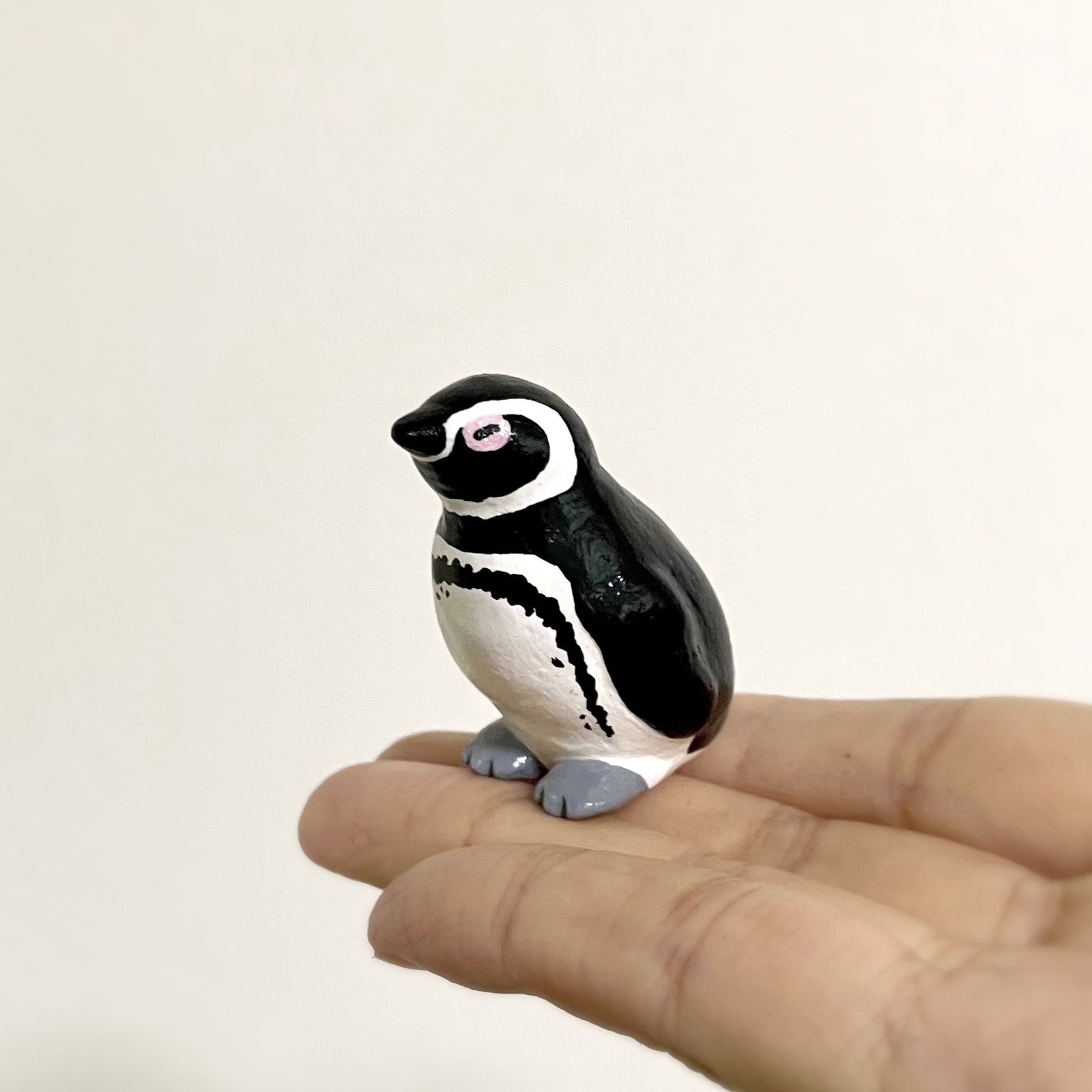 手乗りペンギン(マゼランペンギン) フィギュア - へいわの格好 | minne