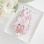 甘えんぼうさぎ(いちご)の2way刺繍ヘアゴム /ヘアクリップ   ブローチorポニーフックに変更可　ギフト　キッズ