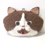 おとぼけ顔の猫のがま口ポーチ(ハチワレブラウン)