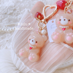 【ꫛꫀꪝ✧‧˚】くまちゃんのstrawberryキーホルダー　ハンドメイドレジン　キーホルダー　ハンドメイドキーホルダー　シャカシャカキーホルダー　シャカシャカ　シェイカー　くま　いちご　ストロベリー