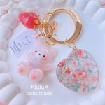 【ꫛꫀꪝ✧‧˚】くまちゃんのLIBERTY×strawberryキーホルダー　ハンドメイドレジン　ハンドメイドキーホルダー　シャカシャカキーホルダー　シャカシャカ　シェイカー　くま　いちご　