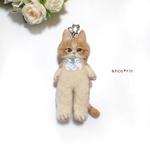 【新作】 羊毛フェルト 猫 茶白猫のキーホルダー