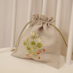 【手刺繍】巾着袋　ワイルドストロベリー　フランス刺繍