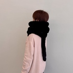 スヌードに化けた黒猫(しっぽが出てるよ？)