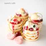 四段アイスベリーパンケーキのバッグチャーム(いちごチョコ)