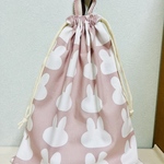 くすみカラー　持ち手付き　うさぎ　ウサギ柄　女の子大きめサイズ　お着替え袋にも　巾着袋　お着替え袋　北欧風