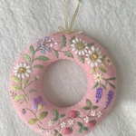 フェルトと刺繍の春のリース