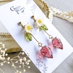 〔受注制作〕【いちごの耳飾り】Bタイプ　イヤリング/ピアス　レジンアクセサリー