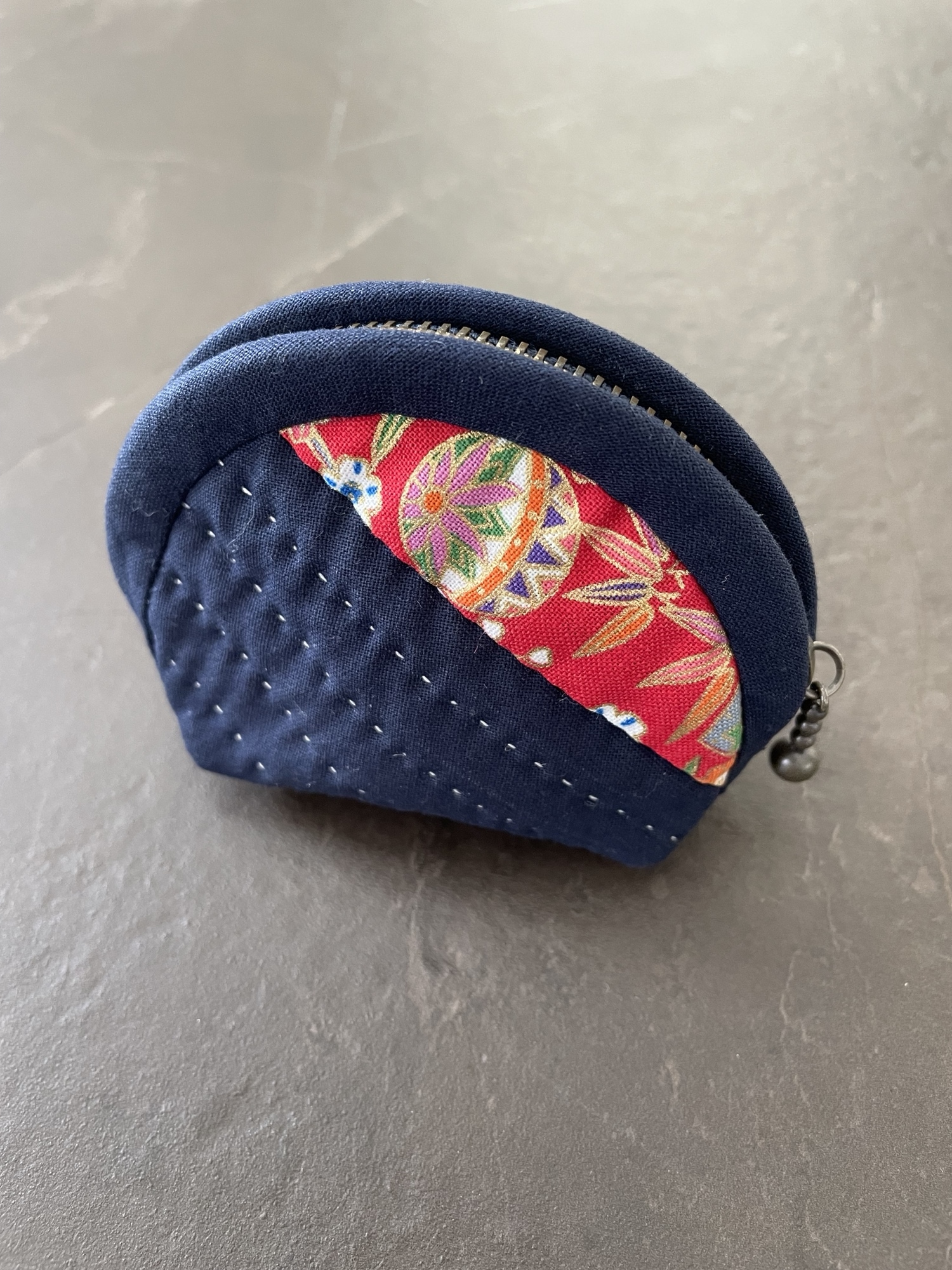 【ハンドメイド】特大サイズ！！刺し子とパッチワークのまんまるポーチ　和柄 ハンドメイド】和柄 刺し子とパッチワークのマルチマット - メルカリ