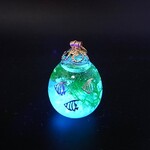 ガラスドーム たまご型チャーム お魚 夜光砂 暗闇で光る ピアス イヤリングパーツ ゴールドグリーン