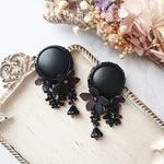 ブラックリリーのピアスorイヤリング⋆* 金属アレルギー対応 ビーズ刺繍 アンティーク調 アクセサリー
