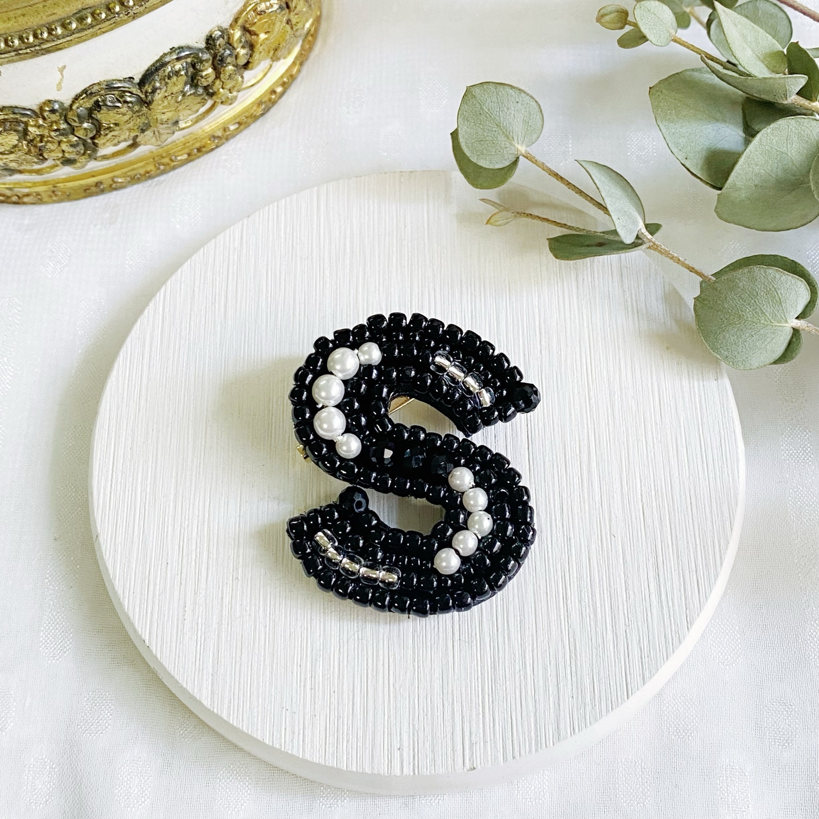 A、K、S、N、H、R】イニシャル刺繍ブローチ col:ブラック⭐︎ビーズ