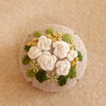 白バラの刺繍ブローチ