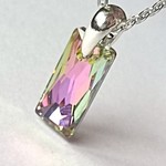 【スワロフスキー　queen baguette（13.5mm）の　ネックレス】稀少Crystal Vitrail Light