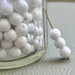 【50点】約8㎜　ビーズ　白　ホワイト　丸玉　ラウンド　アクリル　プラスチック　穴あり