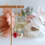 2粒の いちごが揺れる ロングイヤーカフ