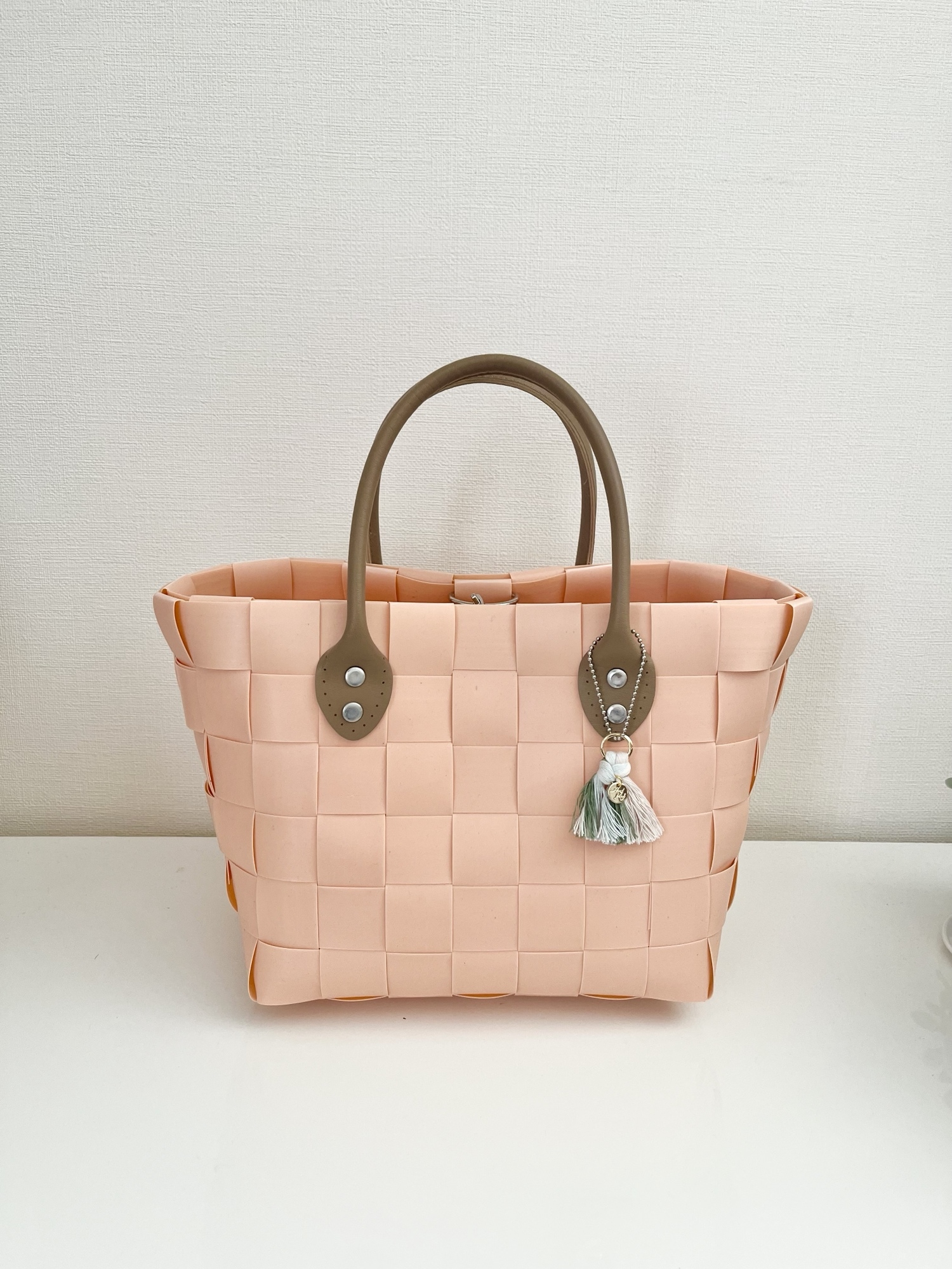 ペールオレンジのぽってりトート 4,374円
