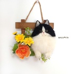 【新作】 羊毛フェルト 猫 ハチワレ猫の壁掛けウッドフェンスブーケ