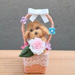 「おはなをどうぞ」トイプードルとミニ薔薇　羊毛フェルト　つまみ細工　置物　プレゼント　お誕生日　母の日　父の日　花籠　バスケット