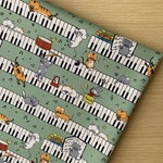 50*50【ツイル】ピアノとにゃんこ／グリーン《 生地 ツイル生地 コットン 綿 動物 ネコ ねこ 猫 ピアノ 鍵盤 音楽 COTTONCANDY 中厚手 》