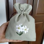 【受注生産】NEW   手縫い刺繍入り巾着ポーチ　百合