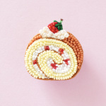 ビーズ刺繍のいちごロールケーキのブローチ　