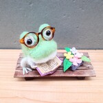 【b様order】読書するカエルさんとお花　置物　インテリア　羊毛フェルト　ちりめん　つまみ細工　勉強　豆本　蛙　梅雨　紫陽花　ミニチュア　プレゼント
