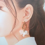 花びらみたいなフリルピアス／イヤリング