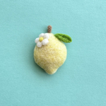🉐150円引き白い花咲く レモン 🍋フルーツ 羊毛フェルトブローチ