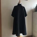 ベルギーLibeco社リネン（黒）で作ったハイネックフレアワンピース