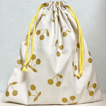 大きめ　さくらんぼ柄の巾着袋　お着替え袋　生成り（オフホワイト）×ゴールド
