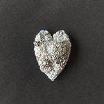  Silver Beads Reunion　ビンテージボタンつき   ナローなハートのビーズ刺繍ブローチ