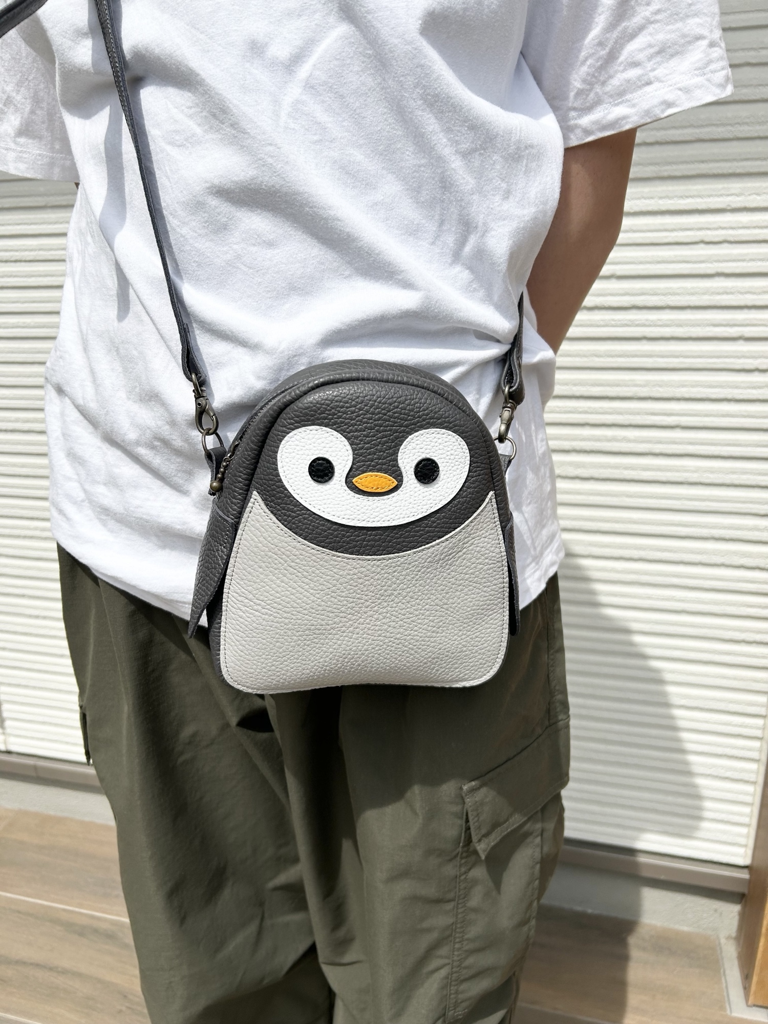 ダークグレーペンギンミニショルダーバッグ 本革使用 ペンギンバッグ