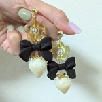 1点のみ🍓ブラック リボン いちご ピアス イヤリング　フラワー　花　淡色　イチゴ　苺　いちご狩り　フルーツ　可愛い　大きめ　大ぶり　華やか