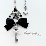 🩶Silver color collection 〜for Alice. [Another side] ✵ シャンデリアビーズとリボンと兎の鍵の首飾り【BLACK×WHITE】ペンダント  ネックレス