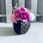 華やかなピンク胡蝶蘭とマムの手毬柄の花器　ピンク　プリザーブドフラワー  開店祝い　結婚祝い　お供え　お供え　仏花　御供え　仏花　御供え　お供え　胡蝶蘭　和風　還暦祝い　還暦祝い　還暦