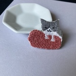 クッションをこねる猫の刺繍ブローチ