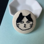 ハチワレ猫の刺繍ブローチ　38mmくるみボタン