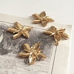 【4個】お花モチーフチャーム　フラワー　ゴールド